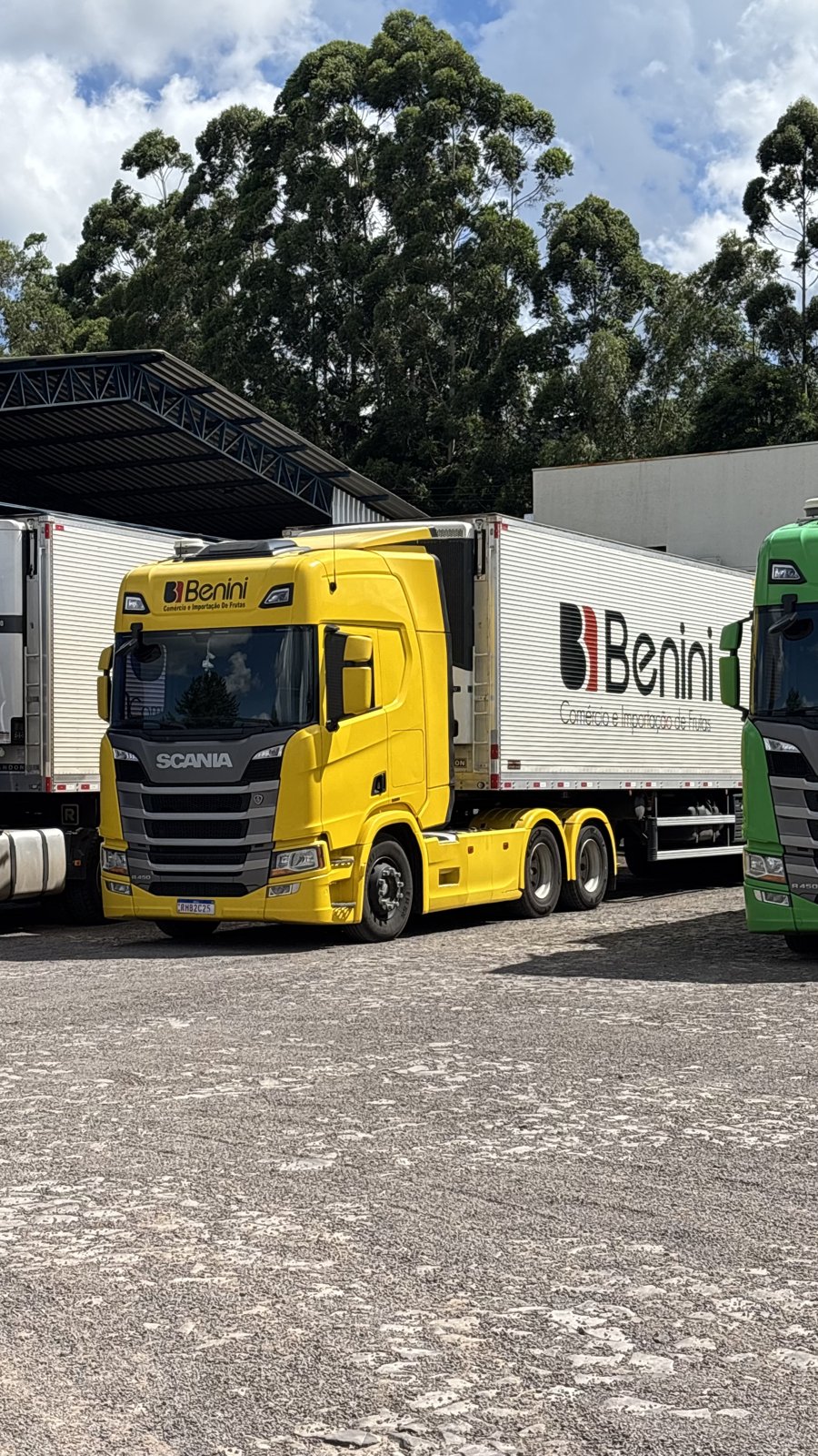 Frota Benini identificada no pátio da matriz